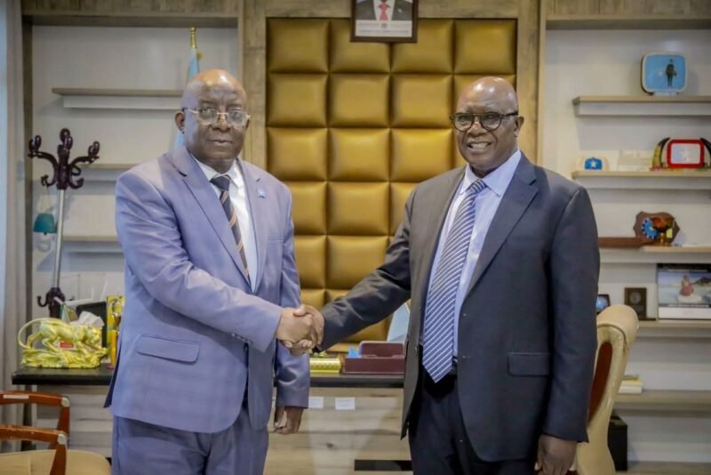 Minister Daud Aweis meeting Raisedon Zenenga